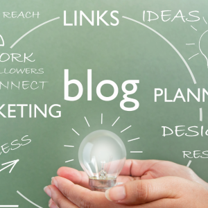 Quadro negro com a palavra "blog" em destaque no centro de um diagrama de marketing, com uma lâmpada acesa nas mãos, simbolizando a estratégia de afiliados.